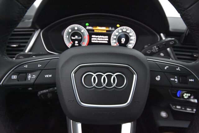 Audi Q5 2023 Business Advanced Launch Edition 40 TDI 150 kW MHEV quattro S tronic / Kamera / Webasto / Koukku / Acc / Matrix LED