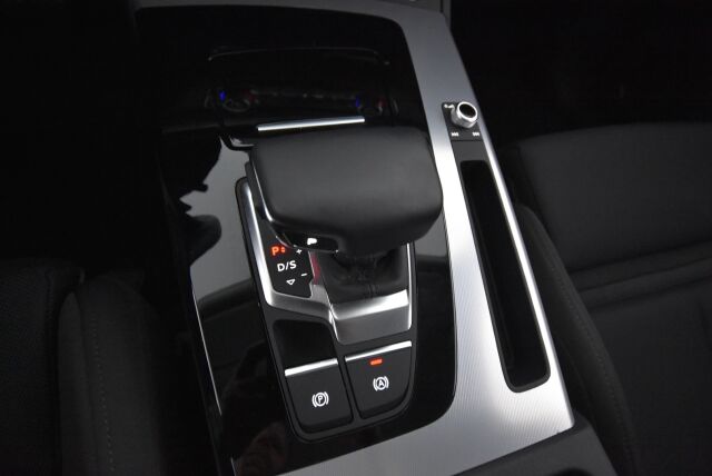 Audi Q5 2023 Business Advanced Launch Edition 40 TDI 150 kW MHEV quattro S tronic / Kamera / Webasto / Koukku / Acc / Matrix LED