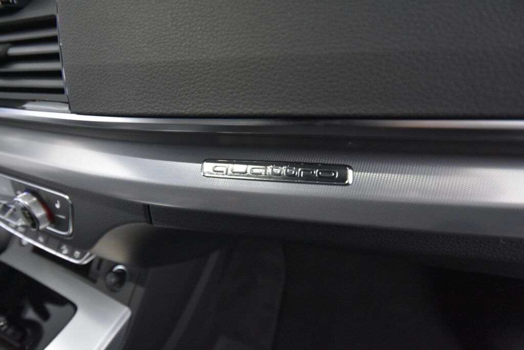 Audi Q5 2023 Business Advanced Launch Edition 40 TDI 150 kW MHEV quattro S tronic / Kamera / Webasto / Koukku / Acc / Matrix LED