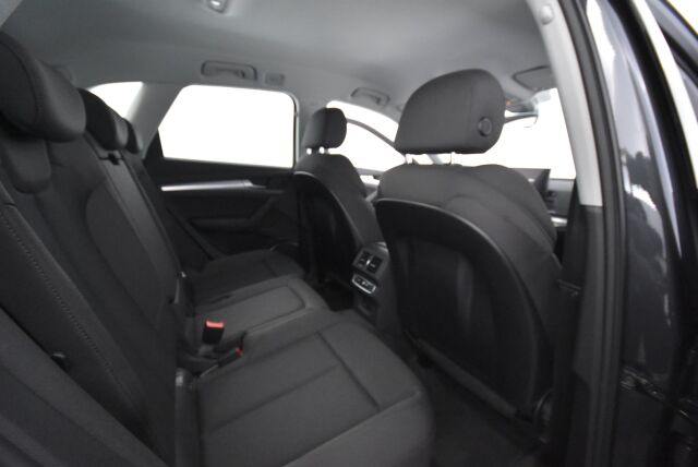 Audi Q5 2023 Business Advanced Launch Edition 40 TDI 150 kW MHEV quattro S tronic / Kamera / Webasto / Koukku / Acc / Matrix LED
