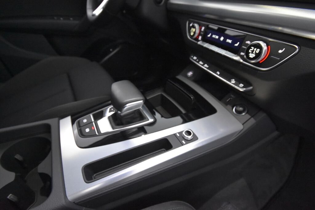 Audi Q5 2023 Business Advanced Launch Edition 40 TDI 150 kW MHEV quattro S tronic / Kamera / Webasto / Koukku / Acc / Matrix LED