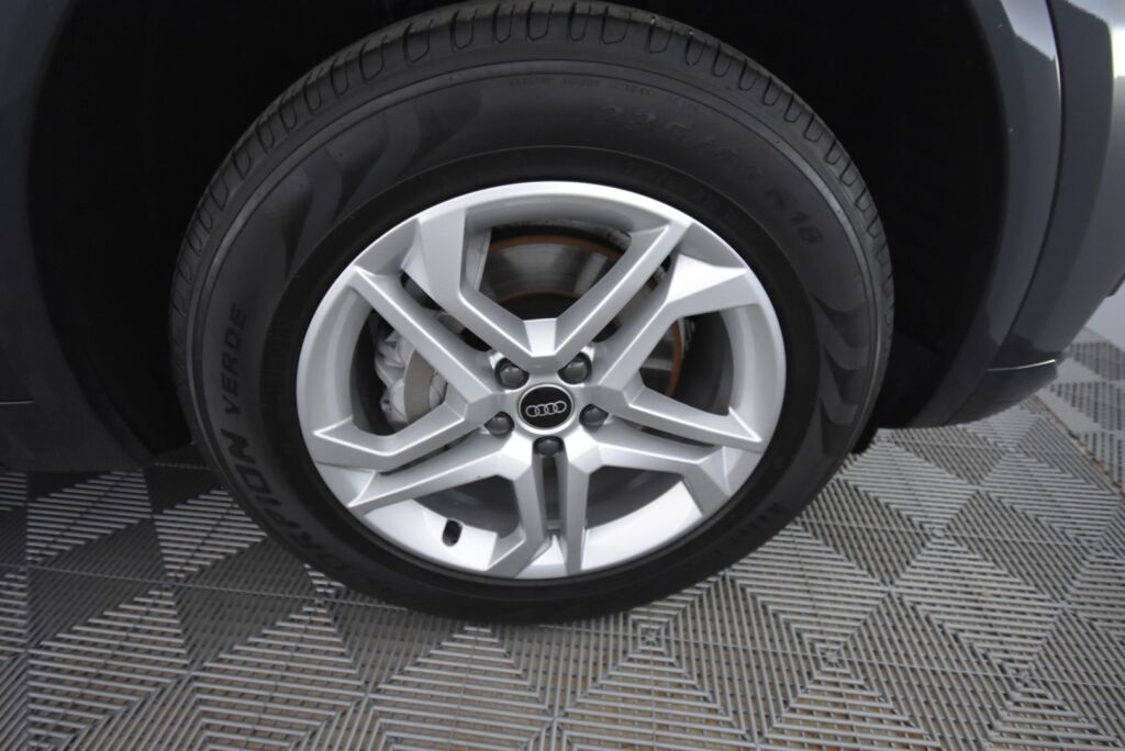 Audi Q5 2023 Business Advanced Launch Edition 40 TDI 150 kW MHEV quattro S tronic / Kamera / Webasto / Koukku / Acc / Matrix LED