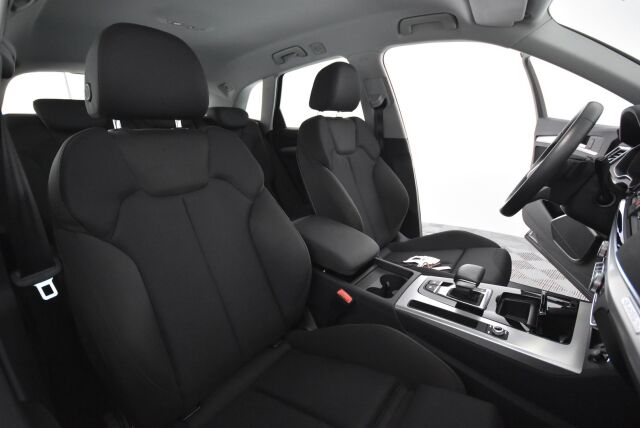 Audi Q5 2023 Business Advanced Launch Edition 40 TDI 150 kW MHEV quattro S tronic / Kamera / Webasto / Koukku / Acc / Matrix LED