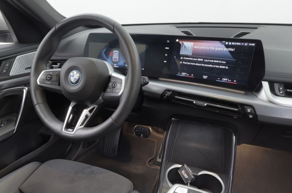 BMW X1 2023 U11 25e xDrive Charged Edition M Sport / ALV / Suomiauto / Sähkökoukku / H&K / P.kamera / Lämpöratti / Sport-penkit