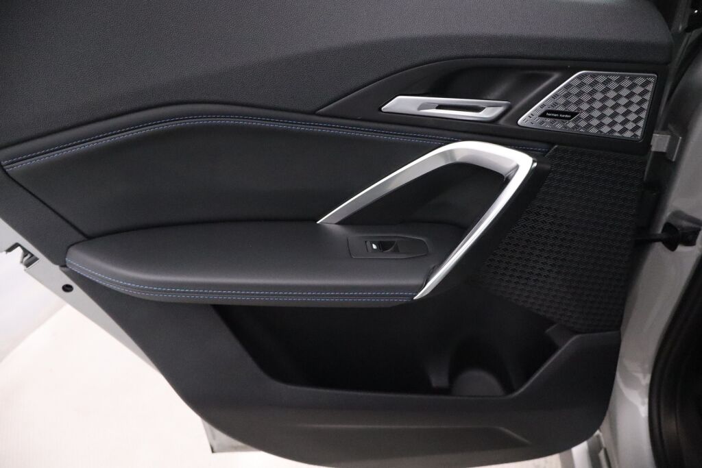 BMW X1 2023 U11 25e xDrive Charged Edition M Sport / ALV / Suomiauto / Sähkökoukku / H&K / P.kamera / Lämpöratti / Sport-penkit