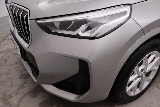 BMW X1 2023 U11 25e xDrive Charged Edition M Sport / ALV / Suomiauto / Sähkökoukku / H&K / P.kamera / Lämpöratti / Sport-penkit
