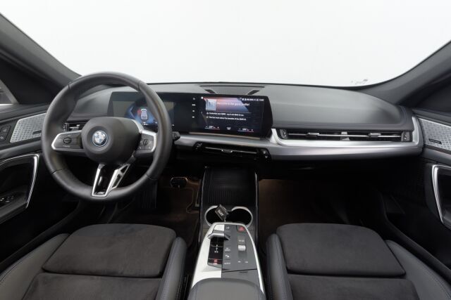 BMW X1 2023 U11 25e xDrive Charged Edition M Sport / ALV / Suomiauto / Sähkökoukku / H&K / P.kamera / Lämpöratti / Sport-penkit