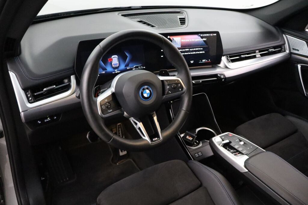 BMW X1 2023 U11 25e xDrive Charged Edition M Sport / ALV / Suomiauto / Sähkökoukku / H&K / P.kamera / Lämpöratti / Sport-penkit
