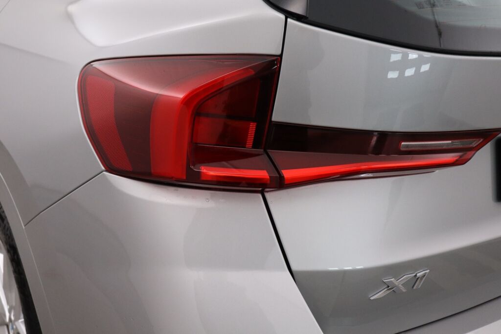 BMW X1 2023 U11 25e xDrive Charged Edition M Sport / ALV / Suomiauto / Sähkökoukku / H&K / P.kamera / Lämpöratti / Sport-penkit