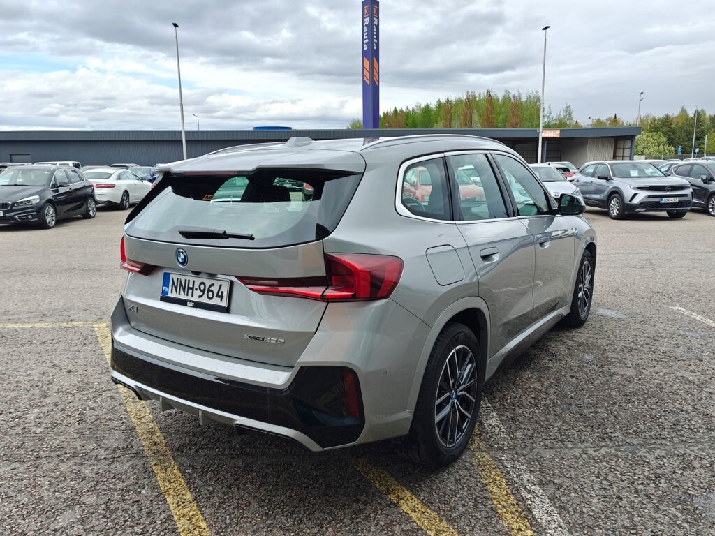 BMW X1 2023 U11 25e xDrive Charged Edition M Sport / ALV / Suomiauto / Sähkökoukku / H&K / P.kamera / Lämpöratti / Sport-penkit