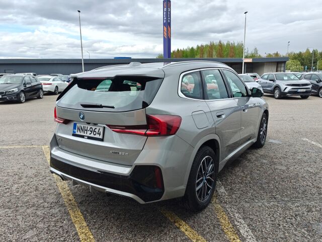 BMW X1 2023 U11 25e xDrive Charged Edition M Sport / ALV / Suomiauto / Sähkökoukku / H&K / P.kamera / Lämpöratti / Sport-penkit