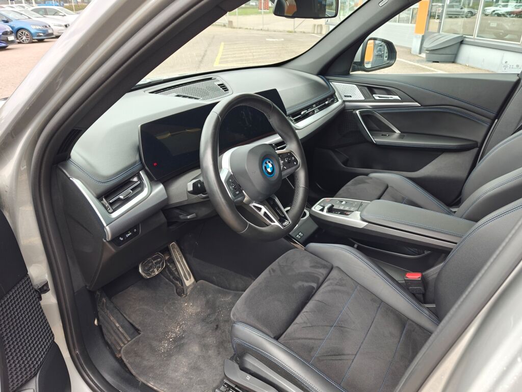 BMW X1 2023 U11 25e xDrive Charged Edition M Sport / ALV / Suomiauto / Sähkökoukku / H&K / P.kamera / Lämpöratti / Sport-penkit