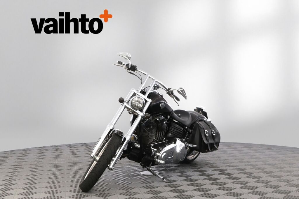 Harley-Davidson SOFTAIL 2009 Tyylikäs ja vähän ajettu FXCWC Rocker C / 1600cc moottori / Laukut / Lisäkromit /