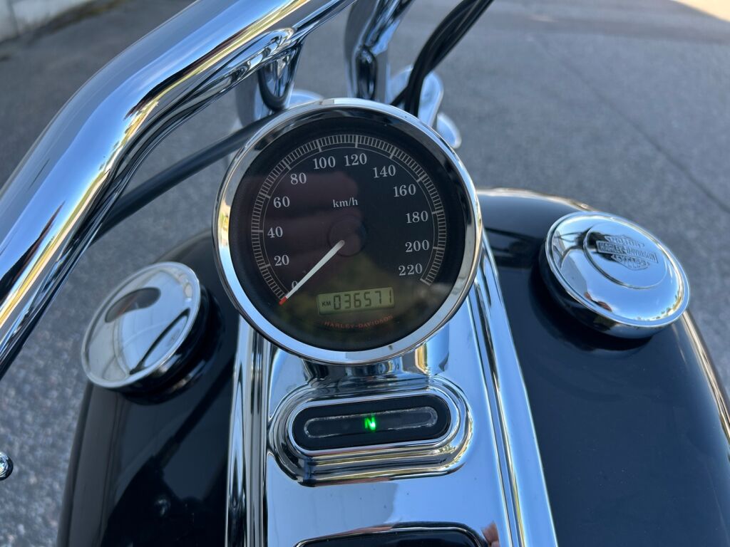 Harley-Davidson SOFTAIL 2009 Tyylikäs ja vähän ajettu FXCWC Rocker C / 1600cc moottori / Laukut / Lisäkromit /