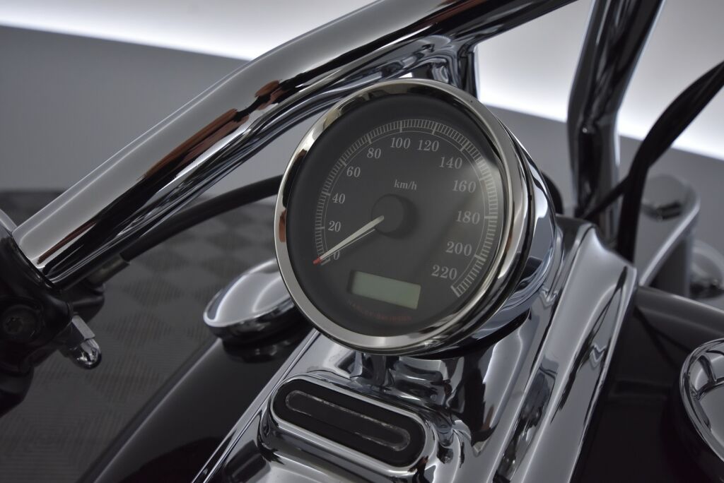Harley-Davidson SOFTAIL 2009 Tyylikäs ja vähän ajettu FXCWC Rocker C / 1600cc moottori / Laukut / Lisäkromit /