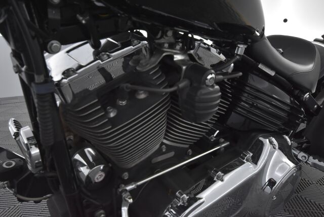 Harley-Davidson SOFTAIL 2009 Tyylikäs ja vähän ajettu FXCWC Rocker C / 1600cc moottori / Laukut / Lisäkromit /