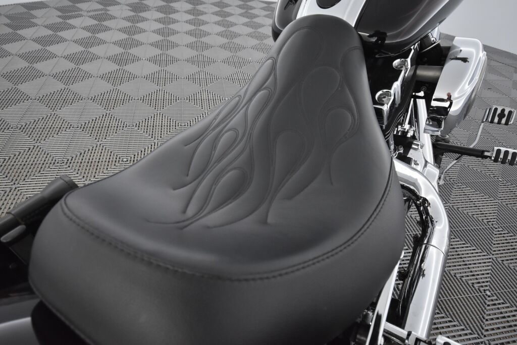 Harley-Davidson SOFTAIL 2009 Tyylikäs ja vähän ajettu FXCWC Rocker C / 1600cc moottori / Laukut / Lisäkromit /