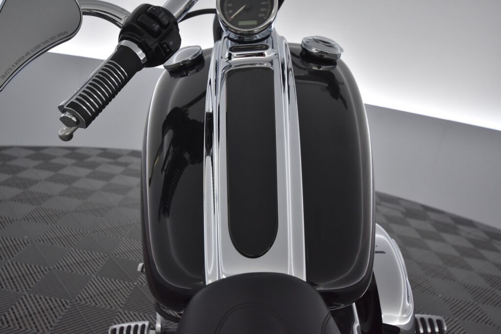 Harley-Davidson SOFTAIL 2009 Tyylikäs ja vähän ajettu FXCWC Rocker C / 1600cc moottori / Laukut / Lisäkromit /