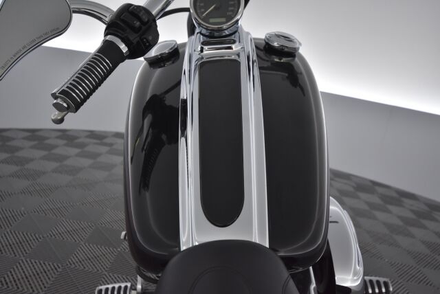Harley-Davidson SOFTAIL 2009 Tyylikäs ja vähän ajettu FXCWC Rocker C / 1600cc moottori / Laukut / Lisäkromit /