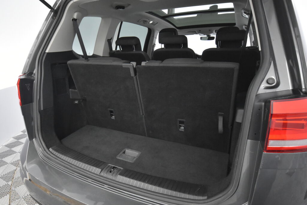 Volkswagen Touran 2016 Highline 2,0 TDI 110 kW (150 hv) DSG-automaatti / 7-Paikkainen/ Panoraama/ Adaptiivinen vakionopeussäädin/ Kamera