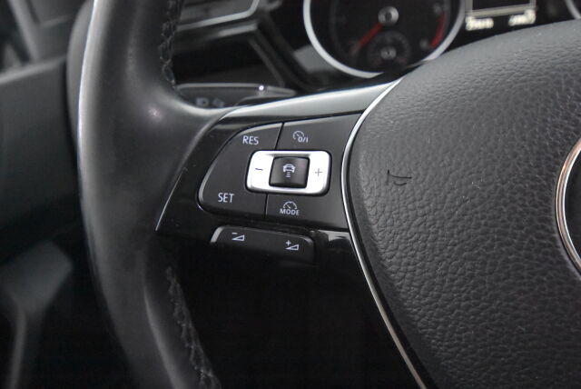 Volkswagen Touran 2016 Highline 2,0 TDI 110 kW (150 hv) DSG-automaatti / 7-Paikkainen/ Panoraama/ Adaptiivinen vakionopeussäädin/ Kamera