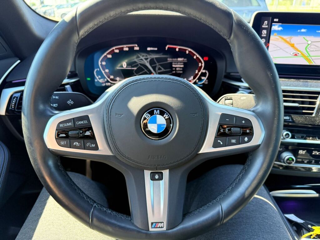 BMW 530 2022 G30 Sedan 530e xDrive A Charged Edition M Sport / Vetokoukku / Lämmitettä ratti / Adaptiivinen Vakkari / Hifi