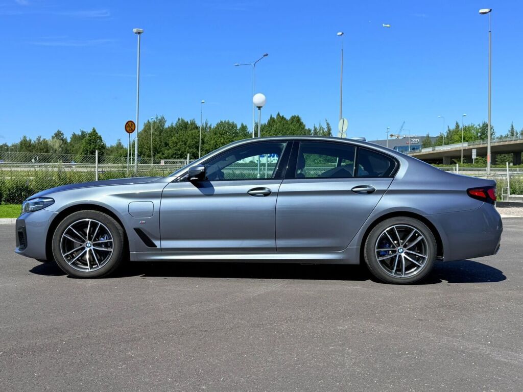 BMW 530 2022 G30 Sedan 530e xDrive A Charged Edition M Sport / Vetokoukku / Lämmitettä ratti / Adaptiivinen Vakkari / Hifi