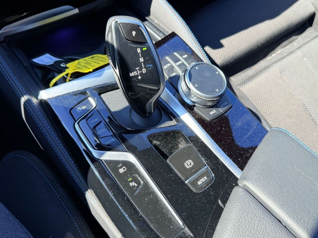 BMW 530 2022 G30 Sedan 530e xDrive A Charged Edition M Sport / Vetokoukku / Lämmitettä ratti / Adaptiivinen Vakkari / Hifi