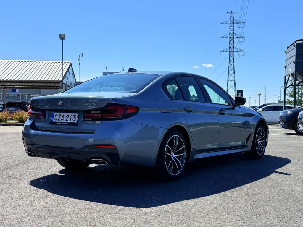 BMW 530 2022 G30 Sedan 530e xDrive A Charged Edition M Sport / Vetokoukku / Lämmitettä ratti / Adaptiivinen Vakkari / Hifi