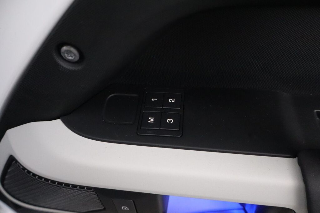 Land Rover Defender 2023 110 P400e Plug-in Hybrid SE 23,5MY / Matrix LED / Meridian® / Navi / Lämmitettävä ohjauspyörä / Webasto