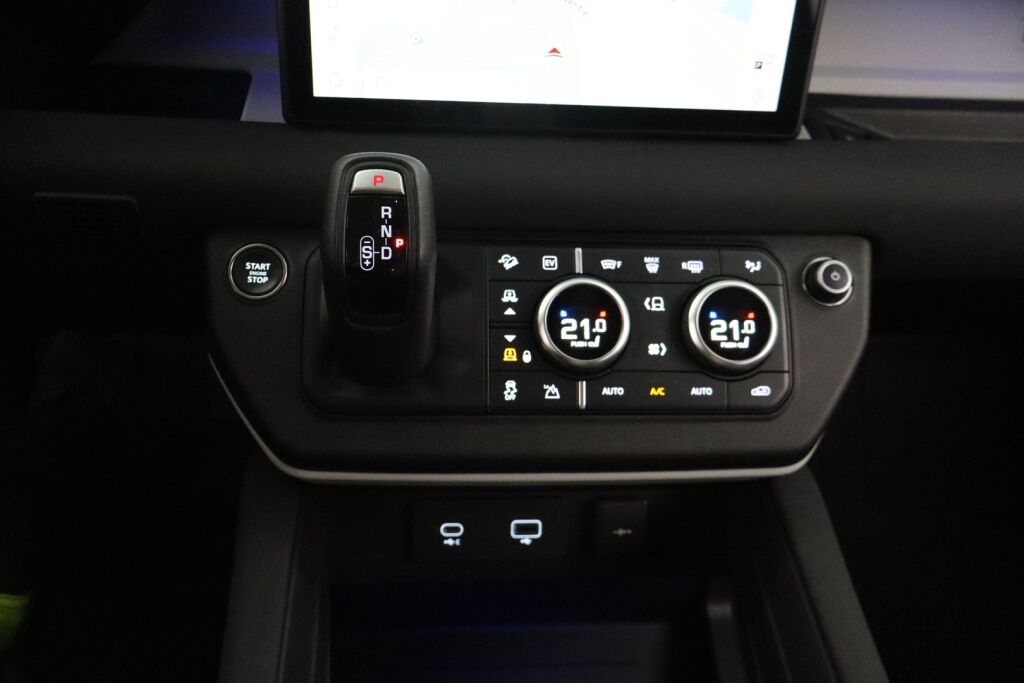Land Rover Defender 2023 110 P400e Plug-in Hybrid SE 23,5MY / Matrix LED / Meridian® / Navi / Lämmitettävä ohjauspyörä / Webasto