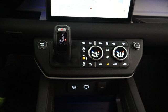 Land Rover Defender 2023 110 P400e Plug-in Hybrid SE 23,5MY / Matrix LED / Meridian® / Navi / Lämmitettävä ohjauspyörä / Webasto