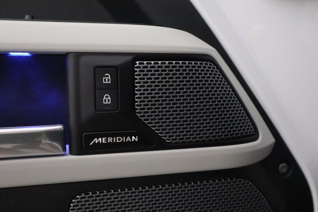 Land Rover Defender 2023 110 P400e Plug-in Hybrid SE 23,5MY / Matrix LED / Meridian® / Navi / Lämmitettävä ohjauspyörä / Webasto