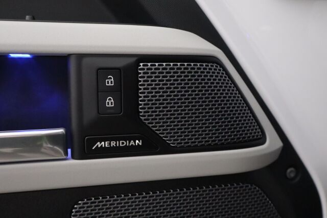 Land Rover Defender 2023 110 P400e Plug-in Hybrid SE 23,5MY / Matrix LED / Meridian® / Navi / Lämmitettävä ohjauspyörä / Webasto