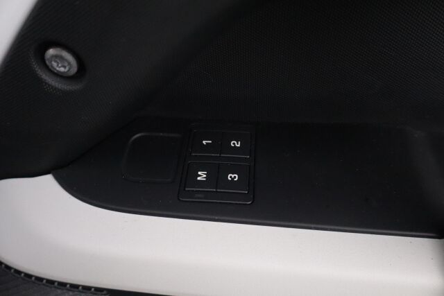 Land Rover Defender 2023 110 P400e Plug-in Hybrid SE 23,5MY / Matrix LED / Meridian® / Navi / Lämmitettävä ohjauspyörä / Webasto