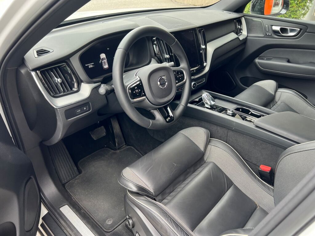 VOLVO XC60 2023 T8 AWD Long Range High Performance Plus Black Edition aut. / Vetokoukku / Harman&Kardon / KeylessGo / Sport muistipenkit /