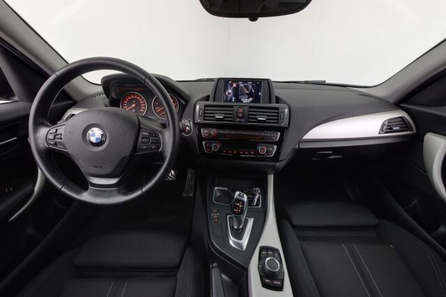 BMW 118 2015 F20 Hatchback 118i A Business / Led-valot / Tutkat takana / Urheiluistuimet