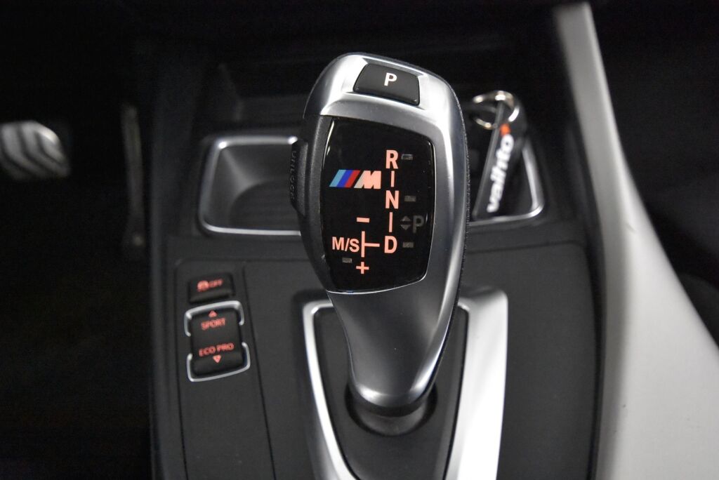 BMW 118 2015 F20 Hatchback 118i A Business / Led-valot / Tutkat takana / Urheiluistuimet