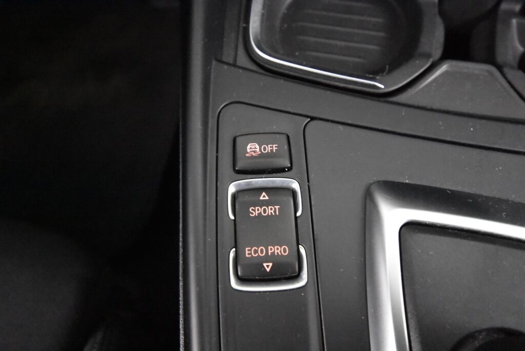 BMW 118 2015 F20 Hatchback 118i A Business / Led-valot / Tutkat takana / Urheiluistuimet