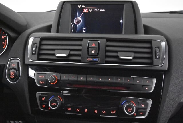BMW 118 2015 F20 Hatchback 118i A Business / Led-valot / Tutkat takana / Urheiluistuimet