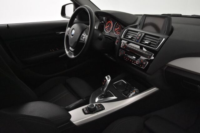 BMW 118 2015 F20 Hatchback 118i A Business / Led-valot / Tutkat takana / Urheiluistuimet