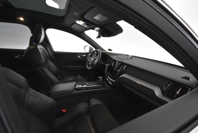 Volvo XC60 2017 D5 AWD R-Design aut / B&W / Panoraama / Navi / HUD / 360-kamera / Webasto /