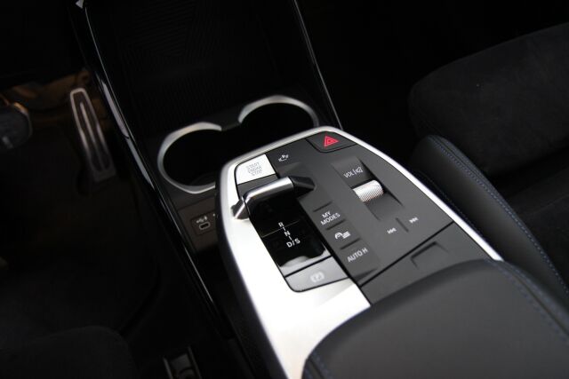 BMW X1 2023 U11 25e xDrive Charged Edition M Sport / Harman Kardon / Navi / Vetokoukku