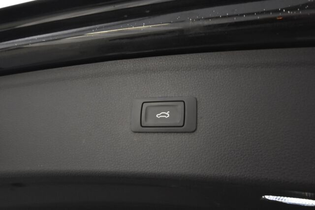 Audi Q5 2017 2,0 TDI 140 kW quattro S tronic / Webasto / Vetokoukku / Sport penkit