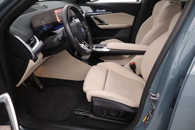 BMW iX1 2024 U11 20 eDrive Charged Edition / M-Sport / Tehdastakuu / Driving Assistant Professional / HUD / koukku / H&K / 360° /