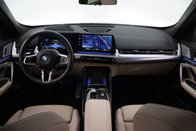 BMW iX1 2024 U11 20 eDrive Charged Edition / M-Sport / Tehdastakuu / Driving Assistant Professional / HUD / koukku / H&K / 360° /