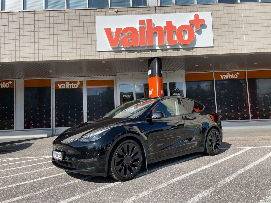 Tesla Model Y 2022 Performance / AMD Ryzen / Lämpöpumppu / 2x Vanteet