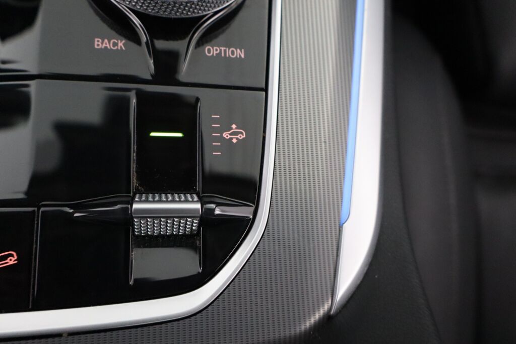BMW X5 2020 G05 xDrive45e A / Huippuvarusteet! / Suomiauto / ACC / HUD / 360° / Laser / Tuuletetut Comfort-istuimet hieronnalla /