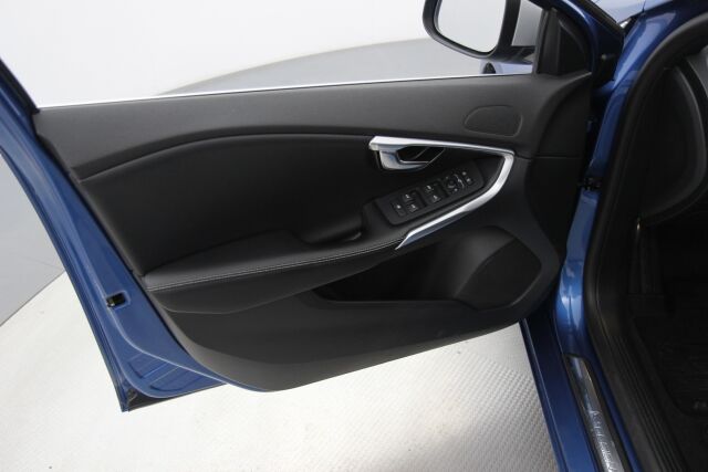 Volvo V40 2016 T3 R-Design aut / Suomiauto / Navi / Vetokoukku