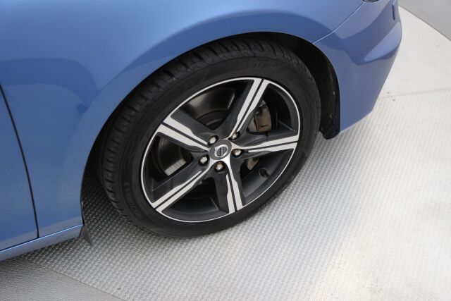 Volvo V40 2016 T3 R-Design aut / Suomiauto / Navi / Vetokoukku